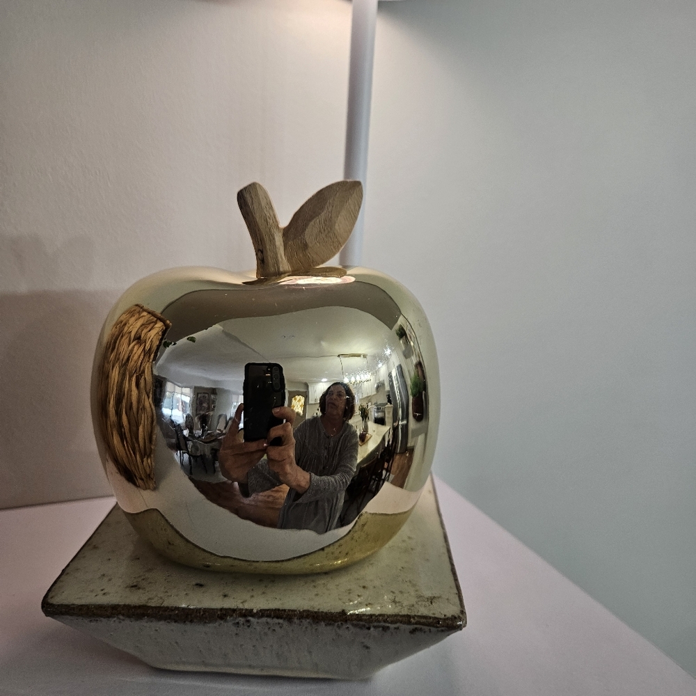 Sculpture Gold Decorative Apple .